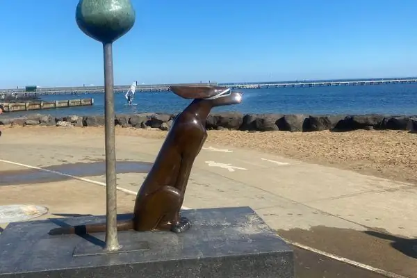 Скульптура собаки «Летнее время»