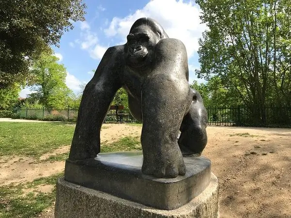 Статуя Гориллы Гая