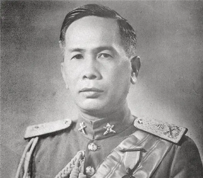 Плаек Фибунсонгкхрам, украшенный медалями примерно 1940-х годов