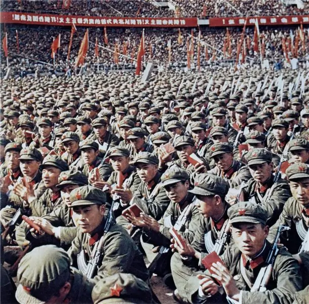 Солдаты на митинге читают Красную книгу Мао, 1966 год Солдаты на митинге читают Красную книгу Мао, 1966 год