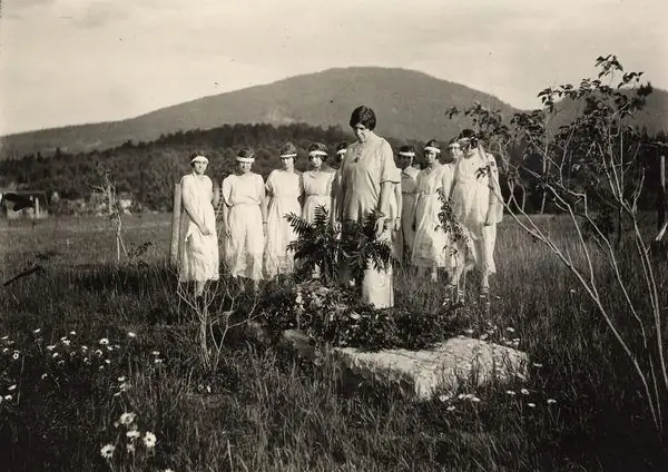 Могила Инес Милхолланд