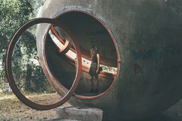 Заброшенный бруталистский домик на дереве в Италии