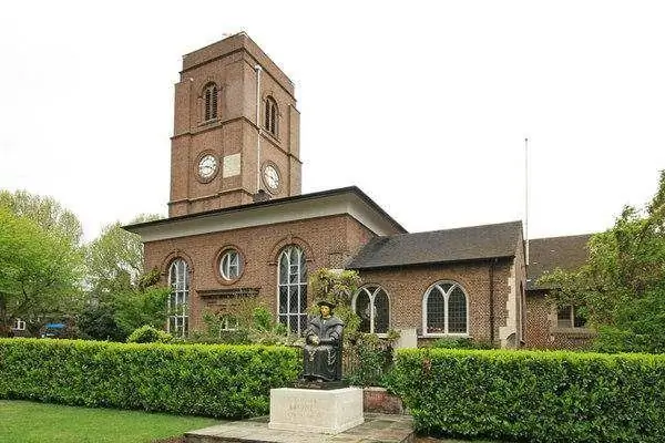 Библиотека с цепью в старой церкви Челси