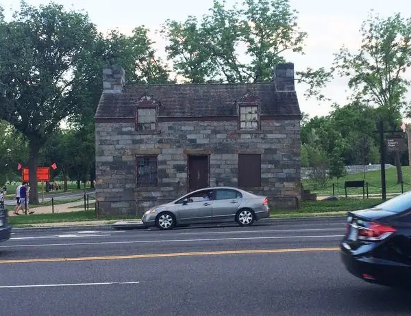 Заброшенные остатки канала, который когда-то проходил через округ Колумбия