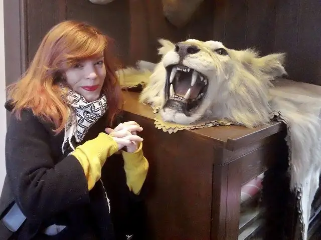 Таксидермия больших кошек - Коврик со львом - Сара Брамбл - Atlas Obscura