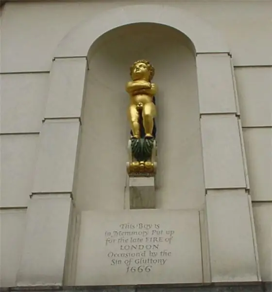 Золотой мальчик на углу Пай