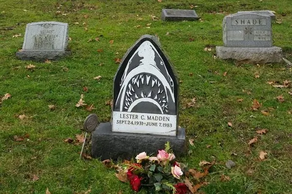 Надгробие акулы