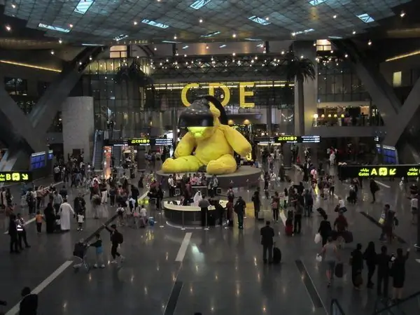 Скульптура гигантского медведя в международном аэропорту Хамад