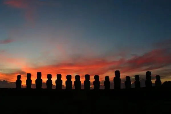 «Эль Гиганте» и каменные моаи острова Пасхи