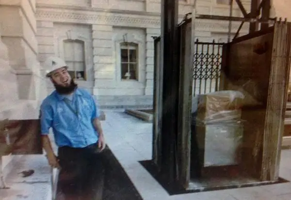 Лифт с флагом Капитолия поднимает американские флаги оптом «над Капитолием США»