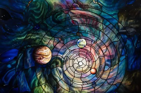 Эволюция знаний, рассказанная через потрясающие витражи