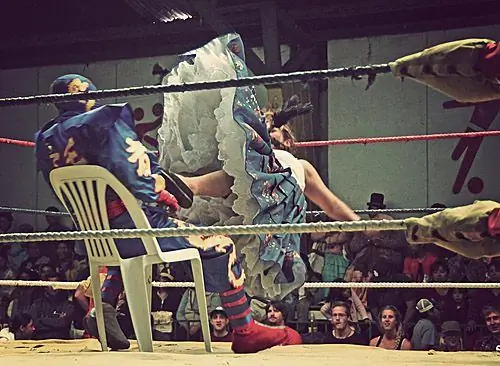 Знаменитости Лучадорес из Ла-Паса - крутые дамы в юбочках и косах