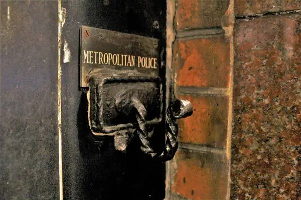 Крючок для одежды столичной полиции