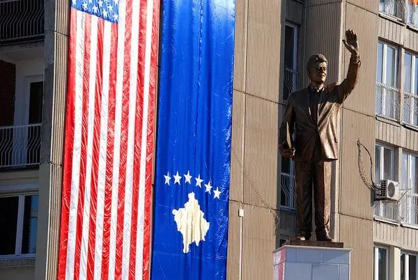 Косово Статуя Билла Клинтона