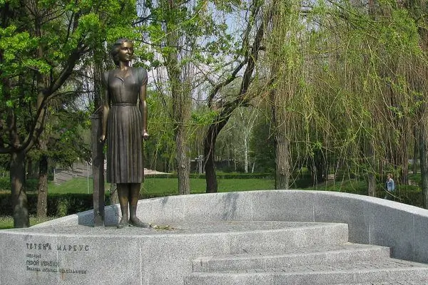 Здесь стоит героиня Украины