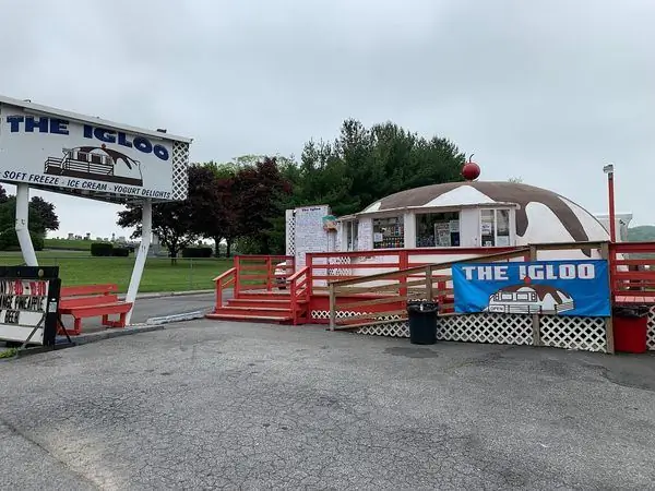 Как модульный дом в форме иглу обрел новую жизнь как гигантское мороженое с фруктами