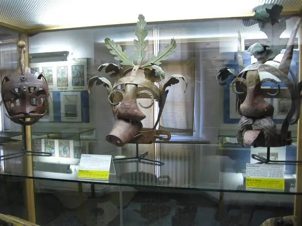 Маски позора в Музее средневековой преступности в Германии