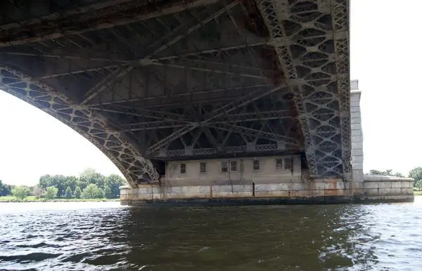 Заброшенные офисы, спрятанные под Мемориальным мостом