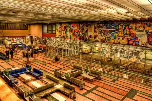 Зал ожидания в стиле модерн в аэропорту Гандера