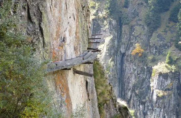 Древние ирригационные каналы, проложенные по склонам гор