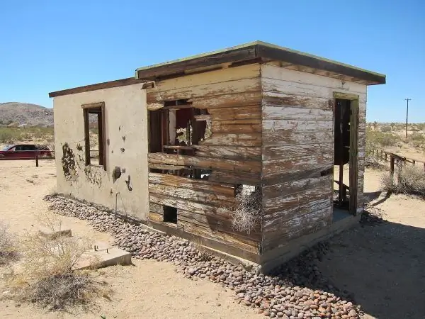 Дом вымышленного человека в высокой пустыне Южной Калифорнии