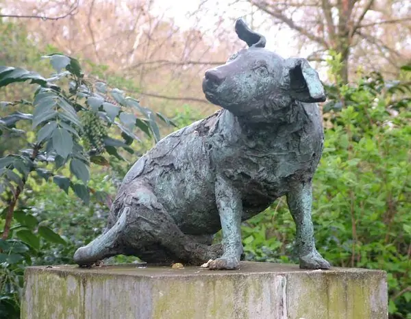 Статуя коричневой собаки