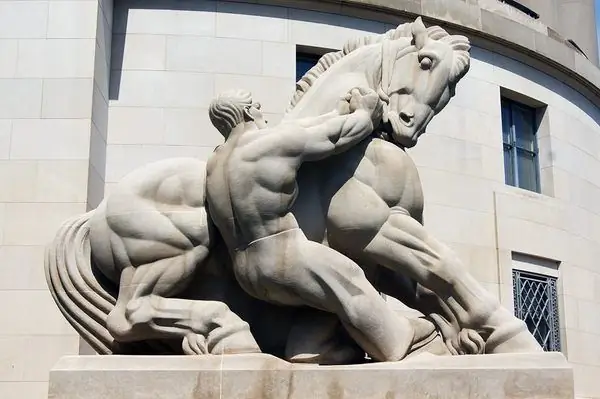 Мускулистая статуя в стиле ар-деко, изображающая борьбу капитализма