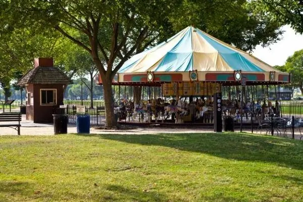 Карусель на Национальной аллее