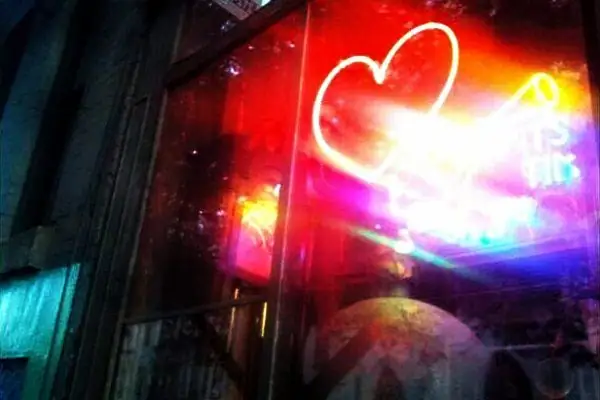 Любовь во времена иронии: неоновое сердце бьется в доме для нью-йоркских странников