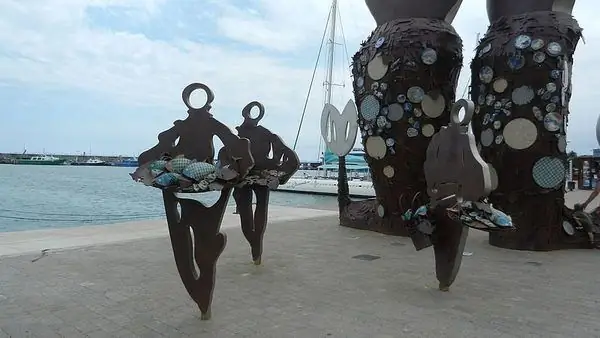 Камбрильская скульптура русалок и рыбаков