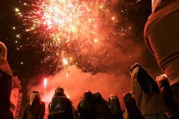 На этом фестивале считается хорошим тоном чуть не загореться