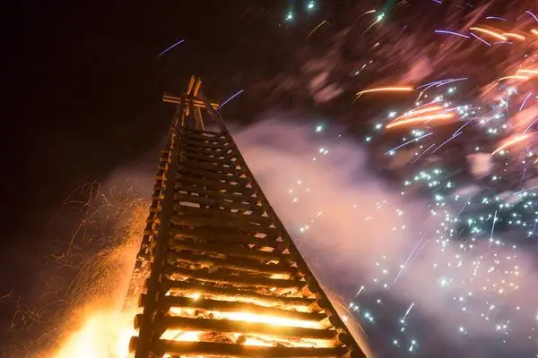 Костры на дамбе для Папы Ноэля