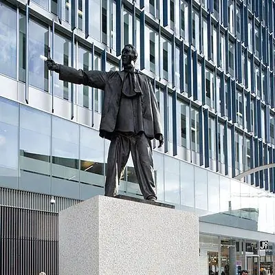 Лондонская статуя, имитирующая прохожих