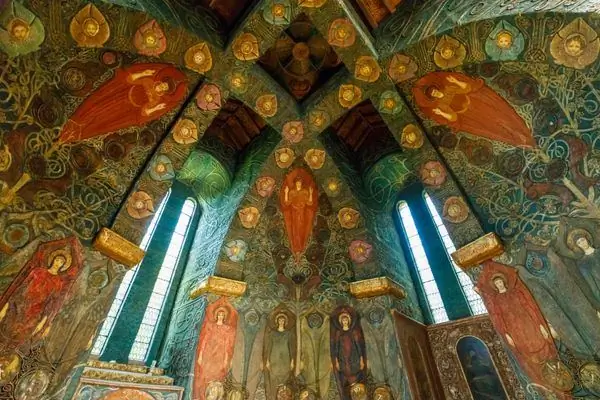 Эта часовня украшена красивыми произведениями искусства в кельтском стиле