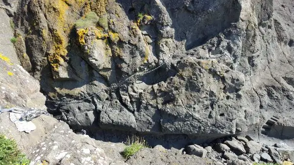 Единственная в Шотландии цепная тропа на скалах