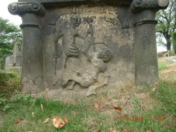 Надгробие с ограблением могил