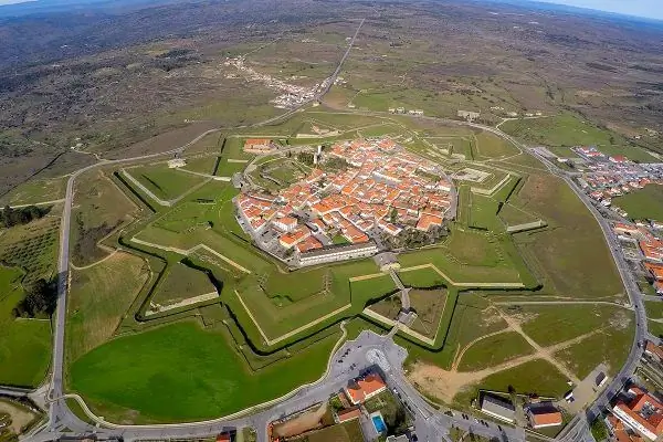 Звездообразные стены Алмейды