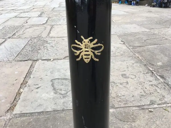 Почему по всему Манчестеру развешаны символы пчел