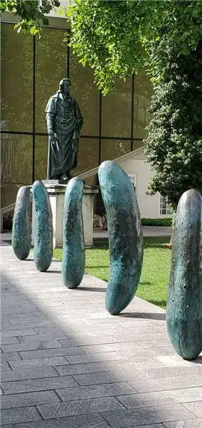 В Зальцбурге среди классических средневековых и барочных зданий стоят пять гигантских корнишонов