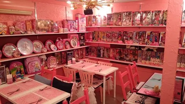 Это японское кафе кишит Барби