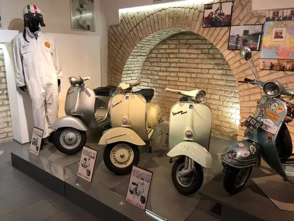 Этот подземный храм под магазином проката велосипедов посвящен легендарному итальянскому скутеру