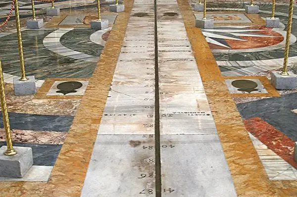 Линия меридиана базилики Святой Марии Ангелов и Мучеников