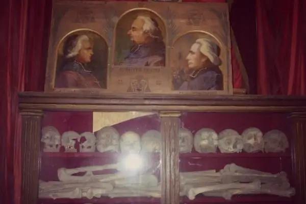 Охваченный террором Париж: Склеп из пятен крови и костей