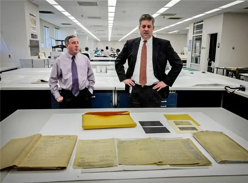 Митч Йокельсон (слева), архивариус-расследователь, и Джей Босанко (справа), главный операционный директор Национального архива, с недавно вновь обнаруженными документами в 2016 году
