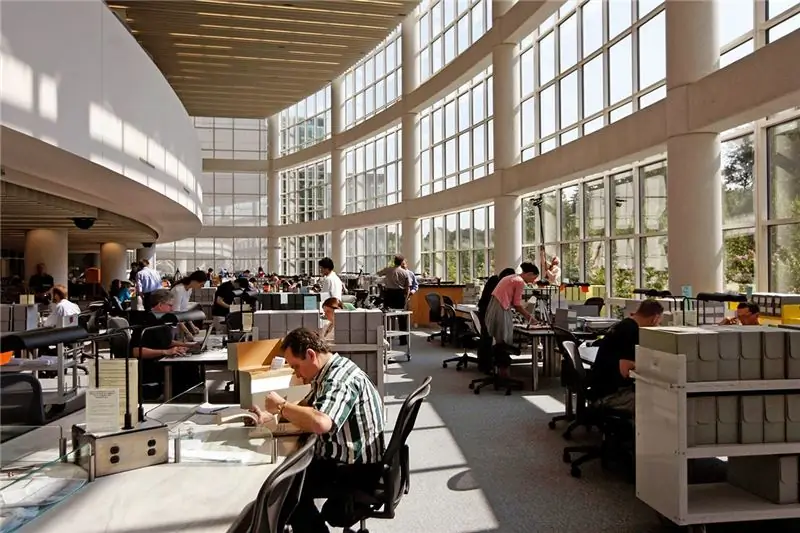 Текстовый читальный зал в Национальном архиве в Колледж-Парке, штат Мэриленд