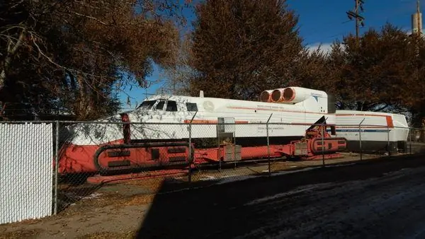 Два ховертрейна бесцеремонно припарковались вдоль дороги в Колорадо