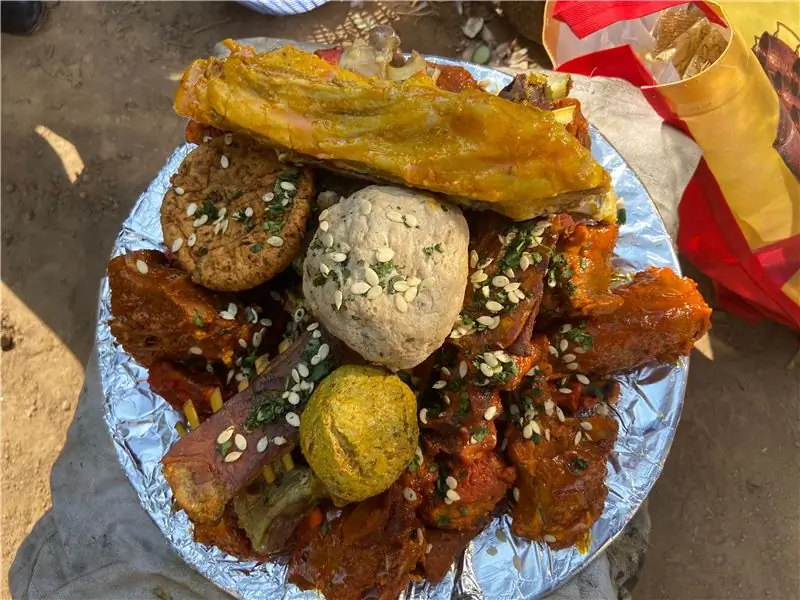 Медная тарелка, или поднос, заваленный блюдами вазван из баранины