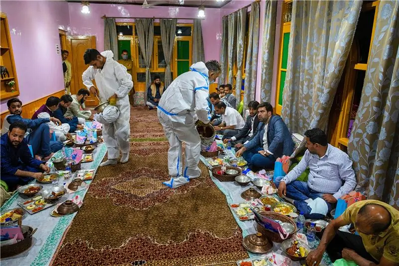 Эти вазаны носят средства индивидуальной защиты, чтобы служить вазванам во время пандемии