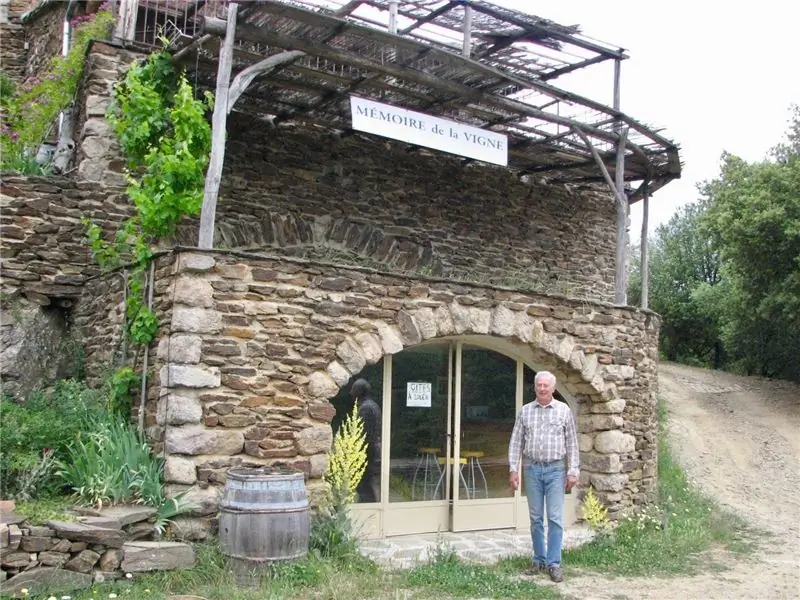 Знак ассоциации висит в доме Гарнье