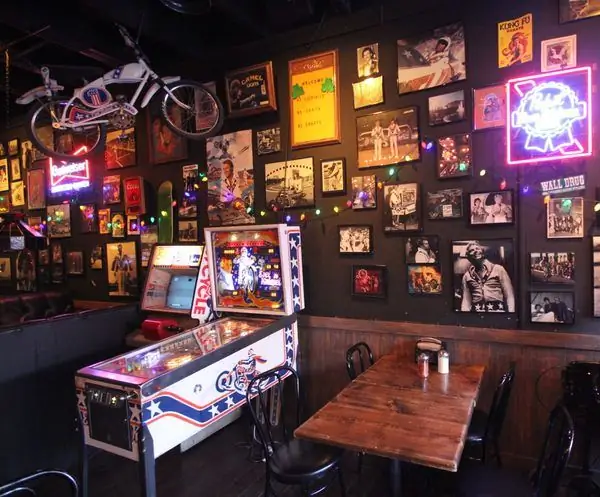 Пиццерия, битком набитая памятными вещами Эвела Книвела
